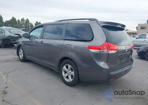 2014 Toyota Sienna Le V6 8 Passenger z USA, uszkodzony, nr VIN 5TDKK3DC7ES426068